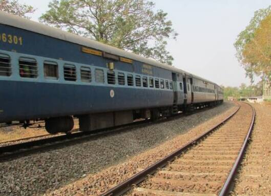 ਅਜਿਹਾ ਕਰਨਾ ਕਈ ਤਰੀਕਿਆਂ ਨਾਲ ਨੁਕਸਾਨਦੇਹ ਹੋ ਸਕਦਾ ਹੈ। ਜਲਦੀ ਹੇਠਾਂ ਉਤਰਨ ਲਈ ਕੁਝ ਲੋਕ ਪਹਿਲਾਂ ਤੋਂ ਹੀ ਆਪਣਾ ਸਮਾਨ ਲੈ ਕੇ ਦਰਵਾਜ਼ੇ 'ਤੇ ਜਾ ਕੇ ਖੜ੍ਹੇ ਹੋ ਜਾਂਦੇ ਹਨ। ਇਸ ਦੇ ਨਾਲ ਹੀ ਕੁਝ ਲੋਕ ਦਰਵਾਜ਼ੇ 'ਤੇ ਬੈਠ ਕੇ ਸਫ਼ਰ ਕਰਦੇ ਹਨ।