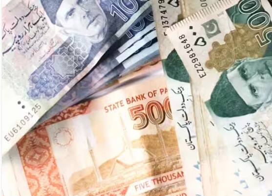 ਇਸ ਸਮੇਂ ਪਾਕਿਸਤਾਨ ਆਰਥਿਕ ਸੰਕਟ ਦੇ ਚੌਤਰਫਾ ਹਮਲੇ ਦਾ ਸਾਹਮਣਾ ਕਰ ਰਿਹਾ ਹੈ। ਇੱਕ ਪਾਸੇ ਜਿੱਥੇ ਮਹਿੰਗਾਈ ਨੇ ਸਾਲਾਂ ਦਾ ਰਿਕਾਰਡ ਤੋੜ ਦਿੱਤਾ ਹੈ, ਉੱਥੇ ਹੀ ਦੂਜੇ ਪਾਸੇ ਇਸ ਦਾ ਵਿਦੇਸ਼ੀ ਕਰਜ਼ਾ 100 ਬਿਲੀਅਨ ਡਾਲਰ ਤੋਂ ਵੱਧ ਹੋ ਗਿਆ ਹੈ। ਇਸ ਦਾ ਵਿਦੇਸ਼ੀ ਮੁਦਰਾ ਭੰਡਾਰ ਵੀ 4 ਬਿਲੀਅਨ ਡਾਲਰ ਤੋਂ ਘੱਟ ਹੋ ਗਿਆ ਹੈ। ਡਾਲਰ ਦੇ ਮੁਕਾਬਲੇ ਪਾਕਿਸਤਾਨੀ ਰੁਪਏ ਦੀ ਕੀਮਤ ਬਹੁਤ ਘੱਟ ਰਹੀ ਹੈ।