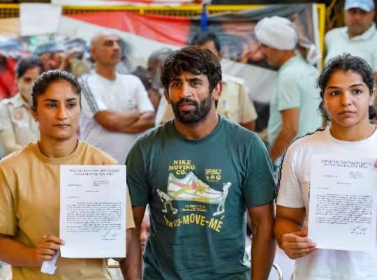 wrestlers-protest-jantar-mantar-delhi-vinesh-phogat-attack-on-fake-news Wrestlers Protest: 'ਫਰਜ਼ੀ ਖ਼ਬਰਾਂ ਫੈਲਾਉਣ ਵਾਲਿਆਂ ਨੂੰ ਇਸ ਗੱਲ ਦਾ ਅਹਿਸਾਸ ਨਹੀਂ...' ਅੰਦੋਲਨ ਖ਼ਤਮ ਹੋਣ ਦੀਆਂ ਅਫ਼ਵਾਹਾਂ ‘ਤੇ ਵਿਨੇਸ਼ ਫੋਗਾਟ ਦਾ ਹਮਲਾ