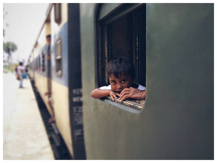 इसके अलावा, स्टेशन पर कई चोर-उचक्के भी घूमते रहते हैं. ऐसे में अगर आप अपने समान के साथ दरवाजे पर खड़े हैं तो वह आपसे सामान छीन कर भाग सकता है. इस तरह की लूट के मामले अक्सर देखने को मिलते हैं. लुटेरे कई बार दरवाजे पर खड़े लोगों से मोबाइल, पर्स या अन्य सामान छीनकर भाग जाते हैं.