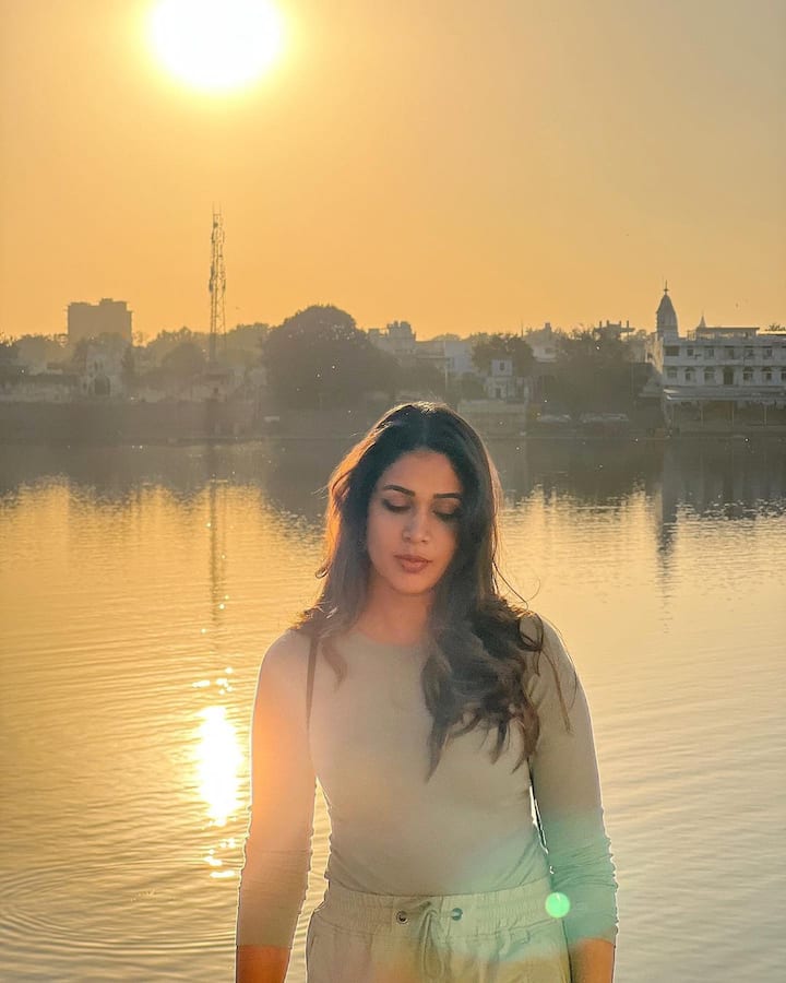 అక్కడ దిగిన ఫోటోలను తన అభిమానులతో పంచుకుంటుంది.