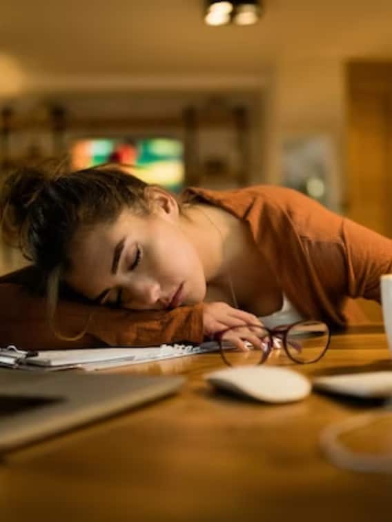 लंच के बाद खूब आती है नींद? ऐसे पाएं निजात