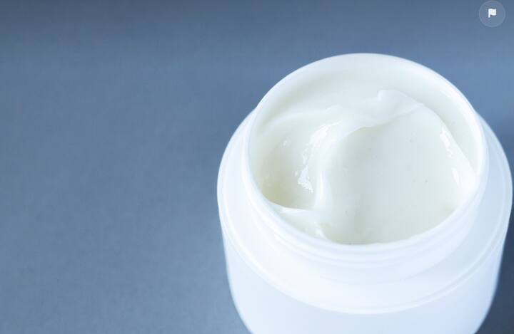 যে কোনও ধরনের স্কিন কেয়ার প্রোডাক্ট বা ত্বকচর্চার সামগ্রী ব্যবহারের ক্ষেত্রেও কার্যকরী হতে পারে বরফগলা  জল।