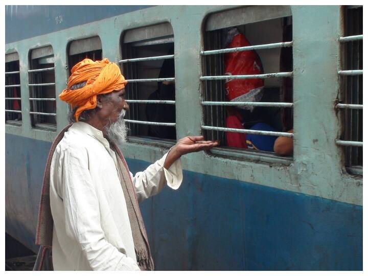 रेल से सफर करने वाले कुछ लोग सब्र की कमी के कारण कई बार हादसों के शिकार हो जाते हैं. वो ट्रेन के स्टेशन पर पहुंचने से पहले ही दरवाजे पर खड़े हो जाते हैं.