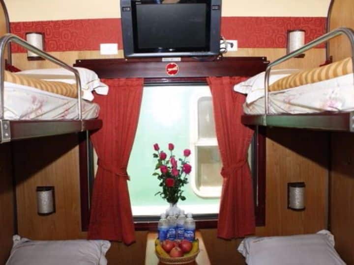 What is different between third ac and first ac railway coach that the fare becomes so high ट्रेन के फर्स्ट एसी में थर्ड एसी से ऐसा क्या अलग है कि इतना ज्यादा हो जाता है किराया