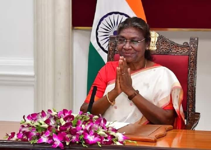 राष्ट्रपति मुर्मू के साथ उपभोक्ता मामले, खाद्य और सार्वजनिक वितरण मंत्रालय में केंद्रीय राज्य मंत्री साध्वी निरंजन ज्योति और सांसद श्रीमती रमा देवी के साथ-साथ एक आधिकारिक प्रतिनिधिमंडल भी सूरीनाम गया है.