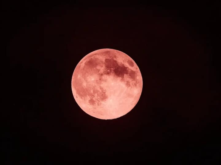 Strawberry Moon 2023 : जून महिन्याच्या पहिल्या पौर्णिमेला आकाशात एक सुंदर आणि मनमोहक दृश्य पाहायला मिळालं.