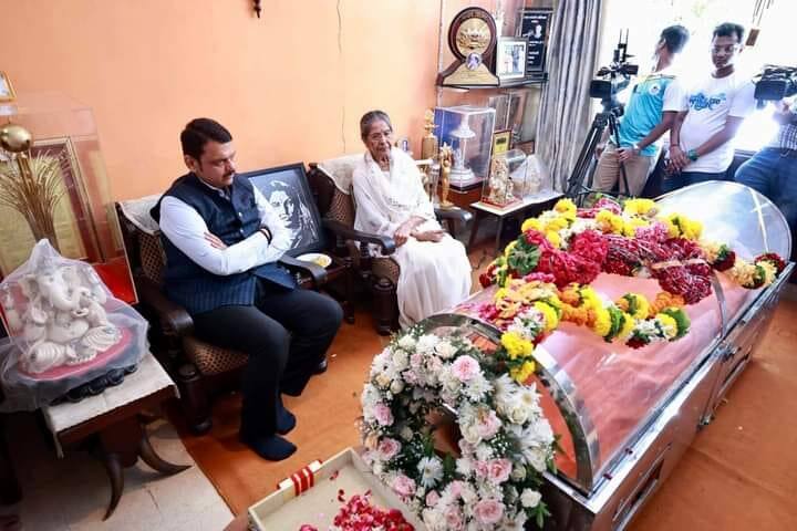 उपमुख्यमंत्री देवेंद्र फडणवीस यांनी सुलोचना दीदींच्या पार्थिवाचे अंत्यदर्शन घेतले आहे.