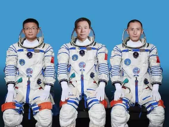 यापूर्वी, 30 मे रोजी एका नागरिकासह तीन अंतराळवीरांना जुनलाँग, किंगमिंग आणि लू यांना चीनी अंतराळ स्थानकावर पाठवण्यात आलं होतं. अंतराळवीरांची ही नवी टीम पाच महिने अंतराळ स्थानकात राहणार आहे.