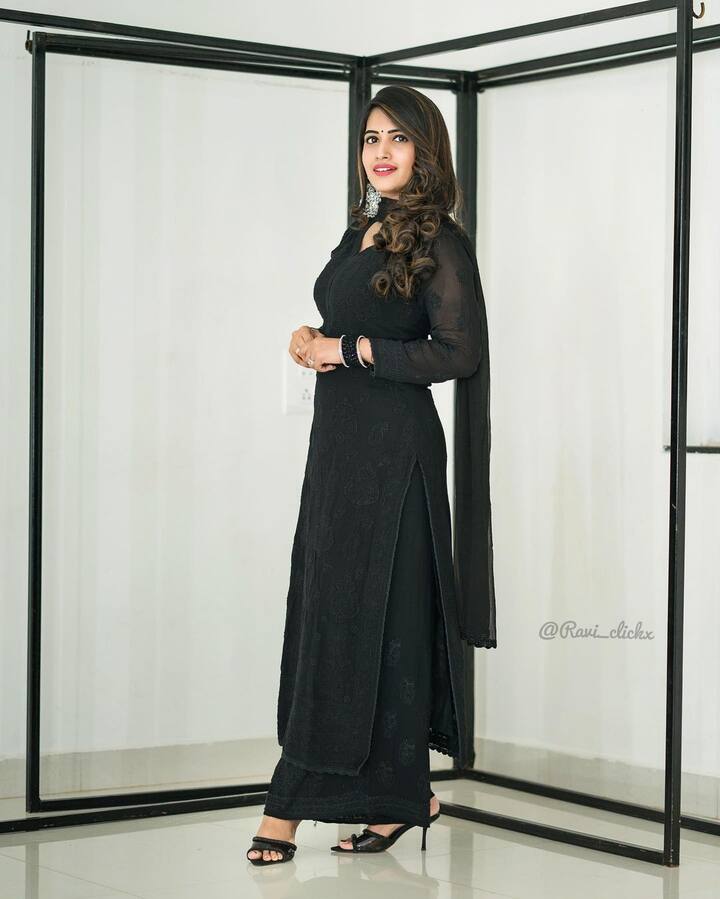 బ్లాక్ డ్రెస్సులో అందంగా మెరిసిపోతోంది.