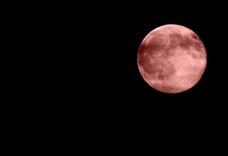 world strawberry moon 2023 unseen pics what is strawberry moon purnima illuminates night sky across world rose moon honey moon Strawberry Moon 2023 : खगोलप्रेमींसाठी खास पर्वणी! आकाशात दिसला 'स्ट्रॉबेरी मून', तुम्हीही पाहा एक झलक