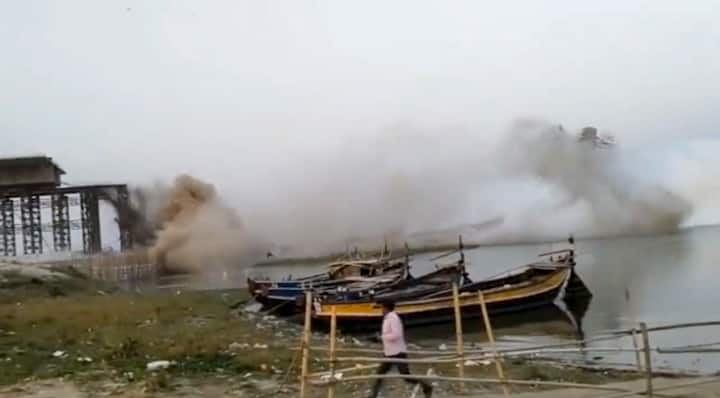 बिहारच्या भागलपूर जिल्ह्यात रविवारी गंगा नदीवरील एक पूल कोसळला. सुदैवानं यात कुठलीही जीवितहानी झाली नाही. गेल्या 9 वर्षांपासून या पुलाचं बांधकाम सुरू आहे.