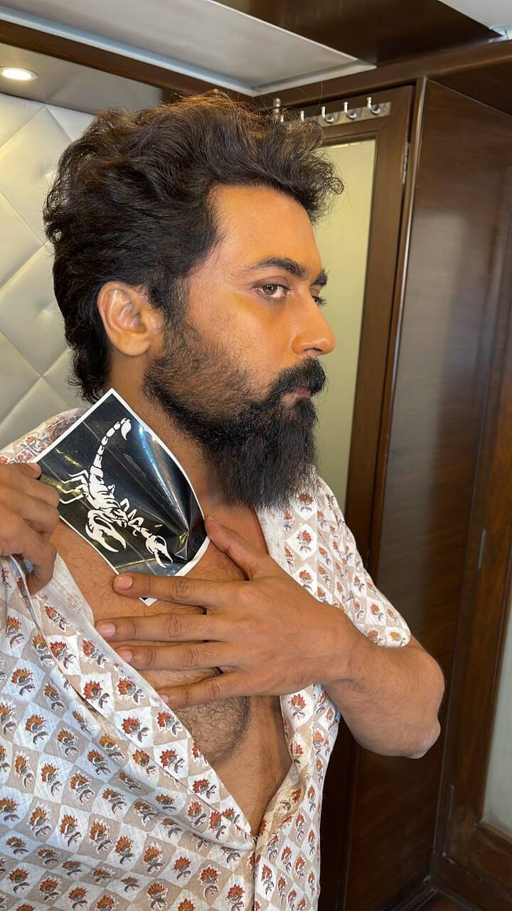 ரசிகர்களின் மனம் கவர்ந்த தேள் டாட்டூவை ஒட்டிக்கொள்ளும் ரோலக்ஸ்.