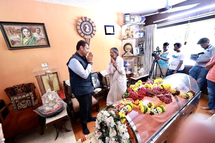 उपमुख्यमंत्री देवेंद्र फडणवीस यांनी सुलोचना दीदींच्या कुटुंबियांची भेट घेऊन त्यांचं सांत्वन केलं आहे.