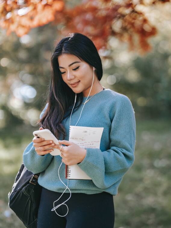 सावधान! कान में ईयरफोन लगाए रखना है खतरनाक