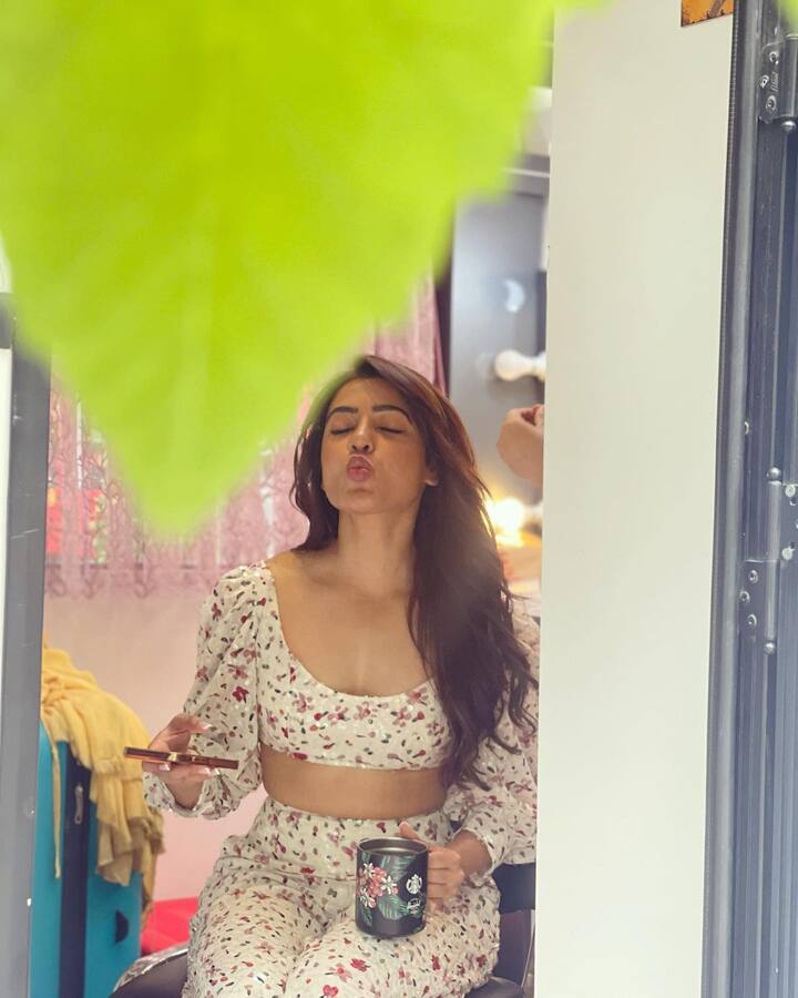 க்யூட் முத்தம் கொடுக்கும் இளைஞர்களின் இதய ராணி..