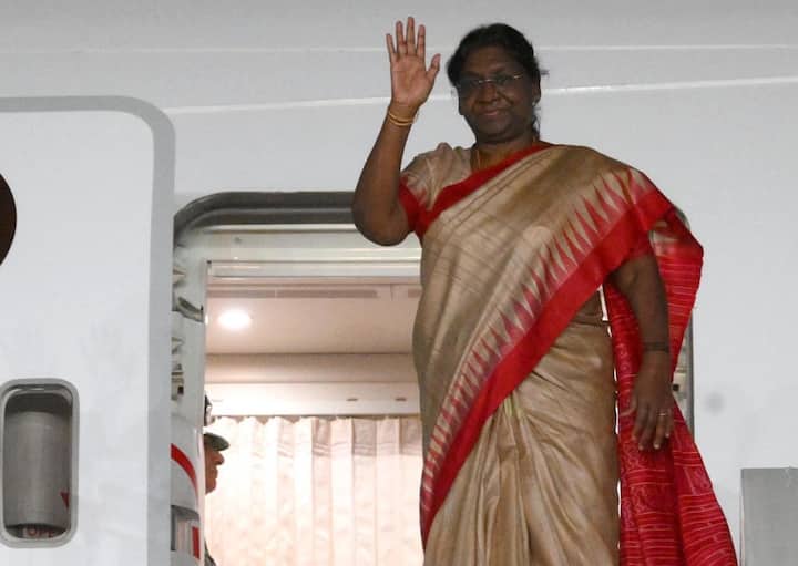 एक अधिकारी ने बताया कि राष्ट्रपति द्रौपदी मुर्मू भारत की राष्ट्रपति के रूप में अपनी पहली विदेश यात्रा पर सूरीनाम के पारामारिबो पहुंची हैं. और, ये किसी भारतीय राष्ट्रपति की सूरीनाम की यात्रा 5 साल बाद हुई है. इससे पहले भारत से सूरीनाम की आखिरी राष्ट्रपति यात्रा 2018 में हुई थी.