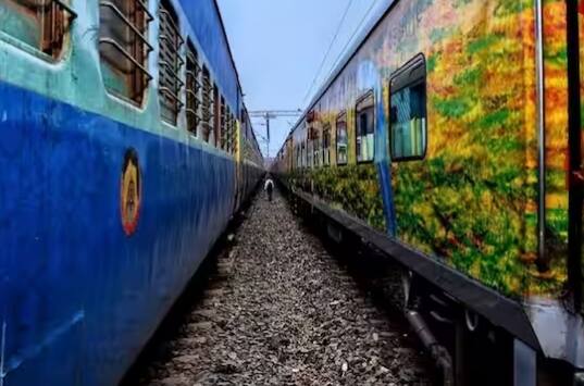 ਕਈ ਵਾਰ ਰੇਲ ਰਾਹੀਂ ਸਫ਼ਰ ਕਰਨ ਵਾਲੇ ਸਬਰ ਨਾ ਕਰਨ ਕਰਕੇ ਹਾਦਸਿਆਂ ਦਾ ਸ਼ਿਕਾਰ ਹੋ ਜਾਂਦੇ ਹਨ। ਰੇਲਗੱਡੀ ਦੇ ਸਟੇਸ਼ਨ 'ਤੇ ਪਹੁੰਚਣ ਤੋਂ ਪਹਿਲਾਂ ਹੀ ਉਹ ਦਰਵਾਜ਼ੇ 'ਤੇ ਖੜ੍ਹੇ ਰਹਿੰਦੇ ਹਨ।