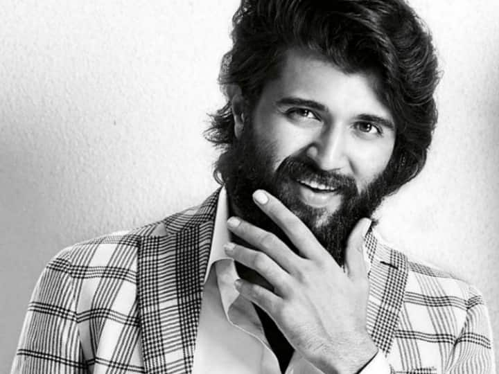 Vijay Deverakonda का नाम आज साउथ इंडस्ट्री के टॉप स्टार्स की लिस्ट में शामिल है. लेकिन एक वक्त था जब उन्हें सिर्फ साइड रोल ही ऑफर होते थे. चलिए जानते हैं कैसा रहा उनके सुपरस्टार बनने का सफर