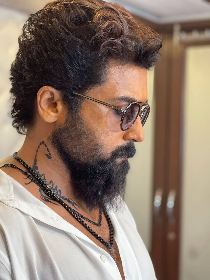1 இயர் ஆஃப் விக்ரம் என்ற ஹாஷ்டாகை விட, 1 இயர் ஆஃப் ரோலக்ஸ் என்ற ஹாஷ்டாக் செம ட்ரெண்டாகியது. படப்பிடிப்பில் எடுக்கப்பட்ட சூர்யாவின் அரிய புகைப்படமும் வெளியாகி வைரலானது.