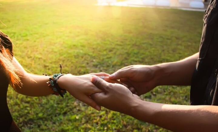 জীবন কখনওই বাঁধাধরা নিয়মে চলে না। তাই বাগে রাখা যায় না মনকেও। তার উপর হাজার ঝড়-ঝাপটা লেগেই রয়েছে জীবনে। এমন সময়ে নির্ভরযোগ্য কাউকে পাশে পেলে সুবিধে হয়।