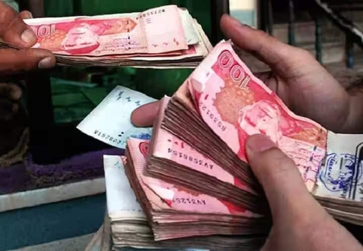 Pakistan Currency: आर्थिक संकट से जूझ रहे पाकिस्तान की कंरसी भी आए रोज अपनी वैल्यू खोती जा रही है. पाकिस्तानी रुपया पड़ोसी देशों की करंसी की तुलना में लगातार गिर रहा है और डॉलर के आगे दम तोड़ रहा है.