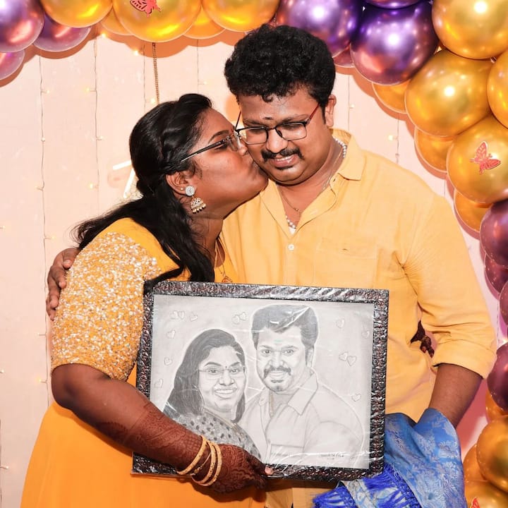 கார்த்திக் என்பவருடன் எடுத்துக்கொண்ட புகைப்படங்கள் மற்றும் ரீல்ஸ் வீடியோவை பகிர்ந்து மாமா என்ற கேப்ஷனுடன் பகிர்வார். இதனால் அவரின் ரசிகர்கள் பலருக்கும் அவர்கள் இடையே காதலா என்ற கேள்வி எழுப்பி வந்தனர்.
