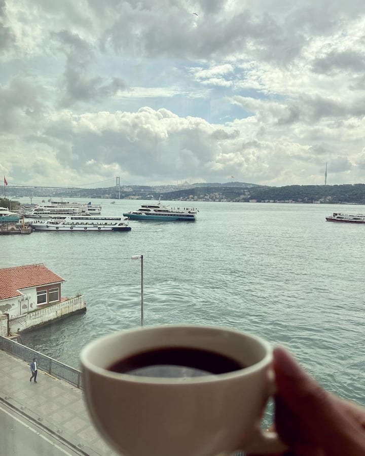 நதியோரம் அழகிய பெண்ணின் கையில் சூடான பானம்!