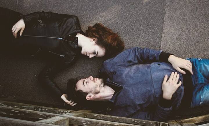 একছাদের নীচেই বসবাস। অথচ মধ্যিখানে দেওয়াল। পাশের মানুষের মনের তল মেলে না অনেক সময়ই। ঝড়-ঝাপটার মধ্যে পাশের মানুষটি কেমন যেন থম মেরে যান।