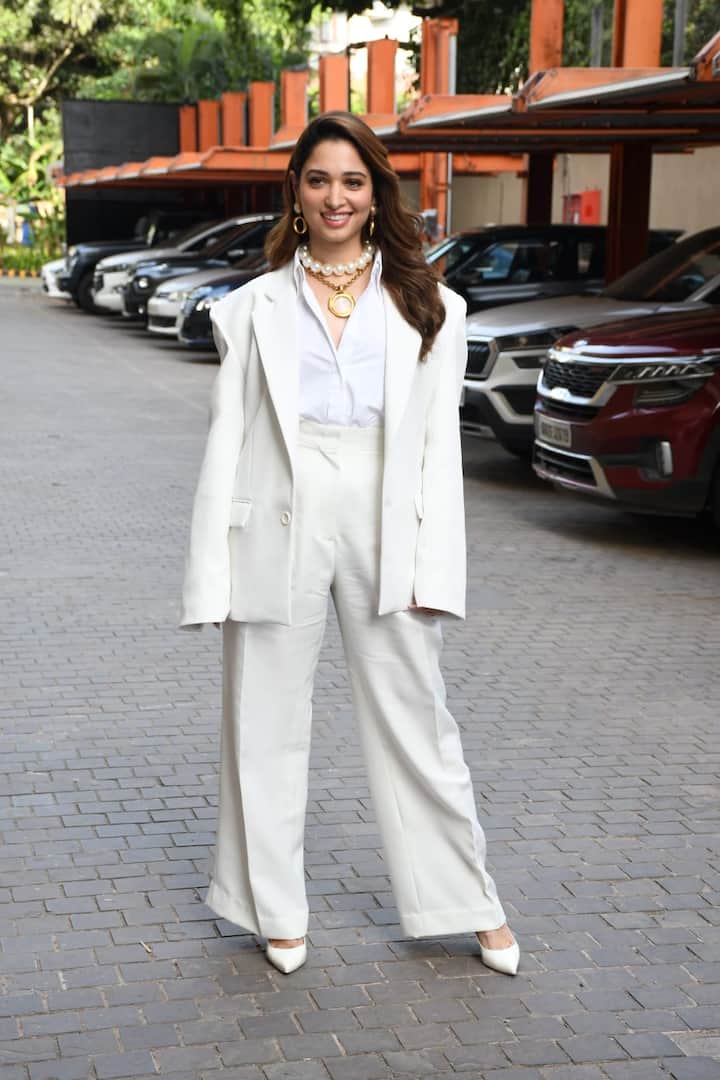 Tamannah Bhatia arrived for the trailer launch event looking super stylish in an all white ensemble. The actress wore a classy pantsuit that she accessorised with pearl jewellery and white pointed toe heels.