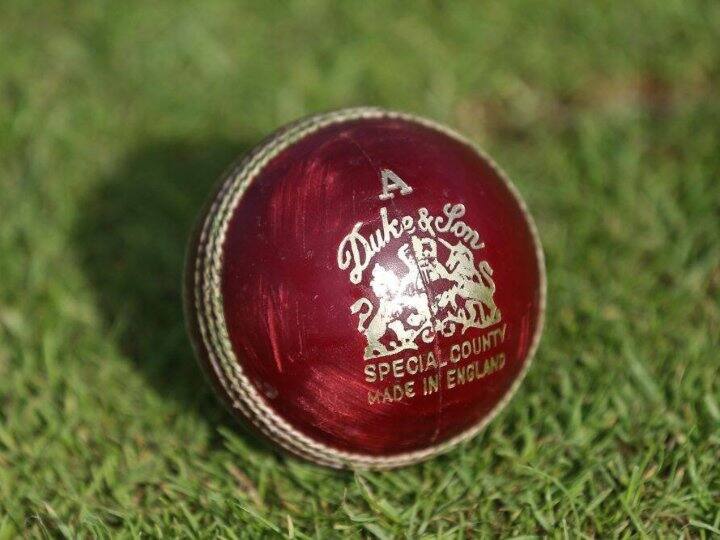 WTC Final 2023 IND vs AUS match will be played Dukes ball know how it is different from SG and kookaburra balls WTC Final: इस गेंद से खेला जाएगा भारत-ऑस्ट्रेलिया के बीच फाइनल मुकाबला, जानिए कूकाबुरा और SG बॉल से कितनी है अलग