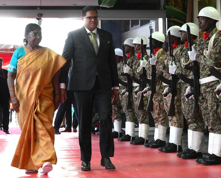 सूरीनाम में सूरीनाम के प्रोटोकॉल चीफ और भारत के राजदूत ने उनका स्वागत किया. इस दौरान वहां उपस्थित जवानों ने उन्हें सैल्यूट भी किया.