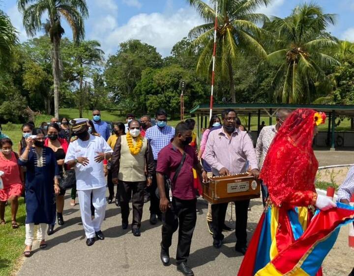 सूरीनाम का ऑफिशियल नाम है- रिपब्लिक ऑफ सूरीनाम (Republic of Suriname). यह देश दक्षिण अमरीका महाद्वीप के उत्तरी भाग में स्थित है. इसका बॉर्डर दक्षिण में ब्राजील से और उत्तर में अटलांटिक महासागर से मिलता है.