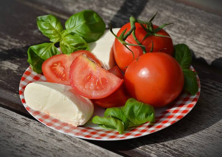 আয়ুর্বেদশাস্ত্র বিশেষজ্ঞরাও স্যালাডে লেবু ও লবণ মেশাতে বারণই করেন। এতে স্বাস্থ্যের কোনও উপকার হয় না।