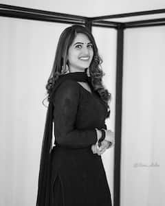 Sravanthi Chokarapu: బ్లాక్ డ్రెస్సులో మెరిసిపోతున్న బిగ్ బాస్ బ్యూటీ