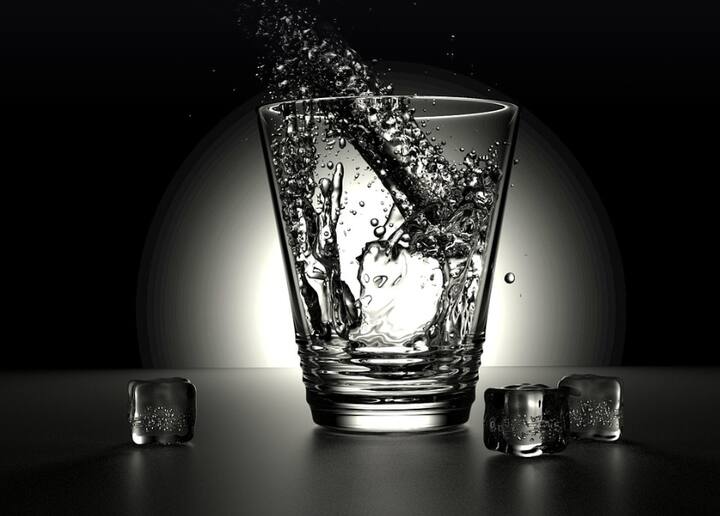 বরফ গলা জল যে ত্বকের পক্ষে উপকারী, সেটি কম-বেশি অনেকের জানা। কিন্তু এটি মুখে ব্যবহার করাও যে দুরন্ত কাজে দেয়, সেটি বোধহয় অনেকেই খেয়াল করেন না।