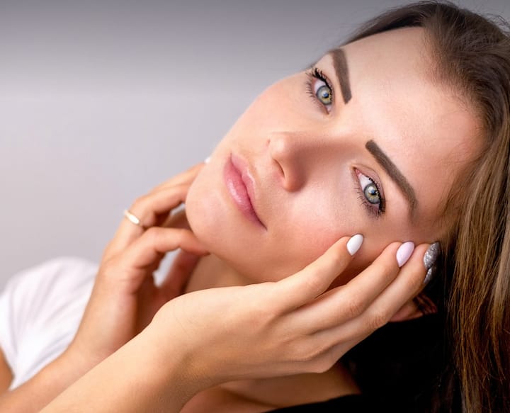 ত্বকের লালচে ভাব কমাতে সাহায্য করে। জ্বালাপোড়ার অনুভূতি নিয়ন্ত্রণে আনতেও এর জুড়ি মেলা ভার।