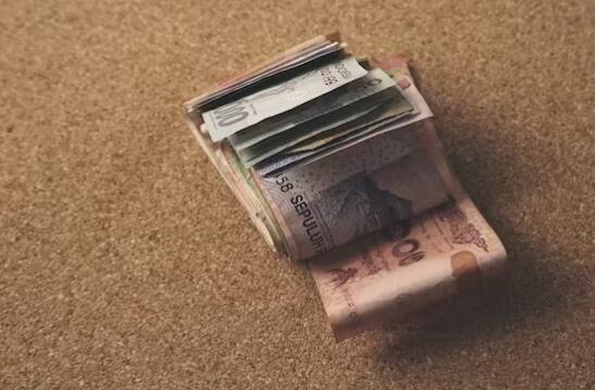 ਸਾਲ 1971 ਵਿੱਚ ਪਾਕਿਸਤਾਨ ਤੋਂ ਵੱਖ ਹੋ ਕੇ ਨਵਾਂ ਦੇਸ਼ ਬਣਿਆ ਬੰਗਲਾਦੇਸ਼ ਅੱਜ ਪਾਕਿਸਤਾਨ ਨਾਲੋਂ ਵੱਧ ਤਰੱਕੀ ਕਰ ਰਿਹਾ ਹੈ। ਬੰਗਲਾਦੇਸ਼ੀ ਕਰੰਸੀ ਵੀ ਪਾਕਿਸਤਾਨੀ ਕਰੰਸੀ ਨਾਲੋਂ ਬਿਹਤਰ ਹਾਲਤ ਵਿੱਚ ਹੈ। ਬੰਗਲਾਦੇਸ਼ ਦਾ ਇੱਕ ਟਕਾ 2.66 ਪਾਕਿਸਤਾਨੀ ਰੁਪਏ ਦੇ ਬਰਾਬਰ ਹੈ।