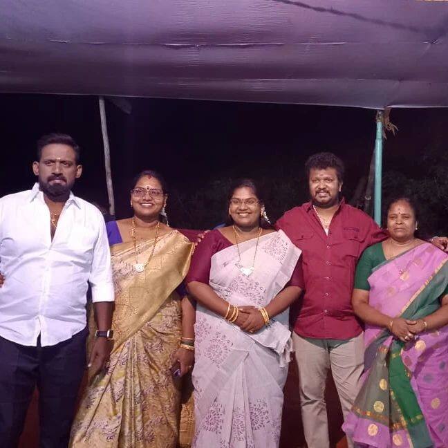 விஜய் டிவியின் ’கலக்கப்போவது யாரு’ தொடரில் தன் பயணத்தைத் தொடங்கிய ரோபோ சங்கர், நடிகர் கமல், விஜயகாந்த், கார்த்திக் என பல நடிகர்களை அப்படியே பிரதிபலித்து மக்களின் உள்ளங்களைக் கவர்ந்து பிரபலமானார்.