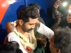 महिलाओं के सामने की अश्लील हरकत, जेल से बाहर आया तो पहनाई गई माला, केरल में हीरो जैसा स्वागत