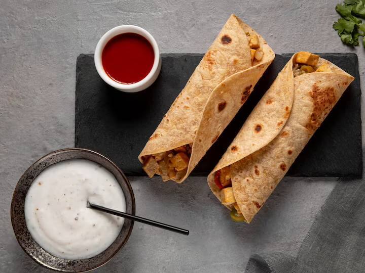 एक पैन में थोड़ा मक्खन गरम करें और उसमें अपनी तैयार चपाती सैंडविच रखें. दोनों तरफ से हल्का सुनहरा भूरा होने तक पकाएं.