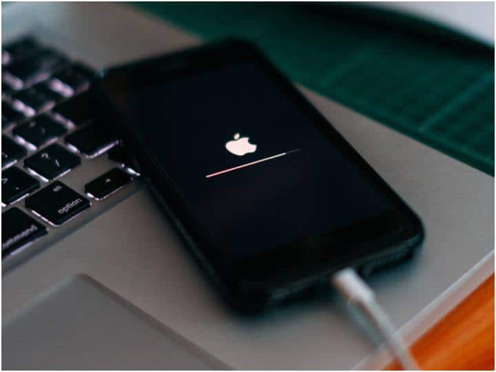 mobile charging facts know why you should not charge your phone overnight रात्री झोपण्याआधी मोबाईल चार्जिंगला लावता? तर आजच सोडा ही सवय; तज्ज्ञांनी सांगितले दुष्परिणाम