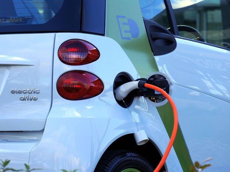 world environment day 2023 advantages-and disadvantages of-using-electric-vehicles know in details Electric Vehicle: ইলেকট্রিক গাড়ি ব্যবহার করবেন ভাবছেন? নজরে থাকুক এই সুবিধা এবং অসুবিধাগুলি