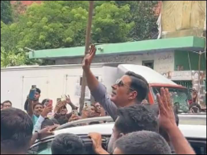 Akshay Kumar welcome on Delhi Jama Masjid aria by Fans video has Viral See Full Details दिल्ली पहुंचे Akshay Kumar, जामा मस्जिद इलाके के पास आए नजर, कुछ इस तरह हुआ वेलकम