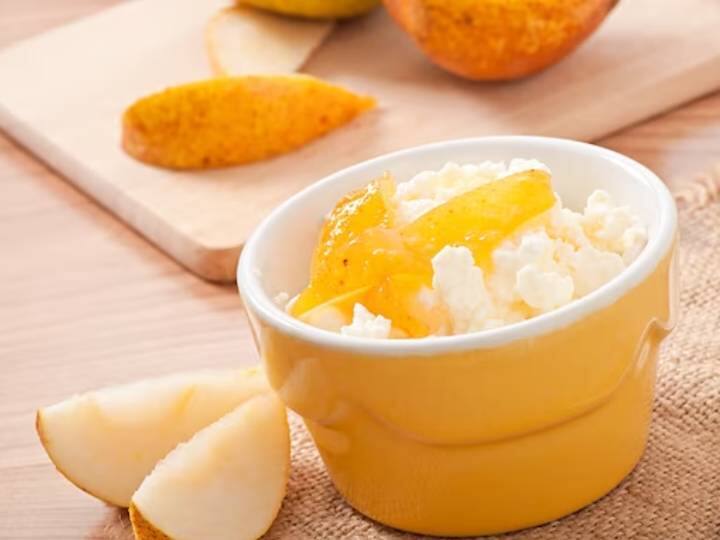 आपको आइसक्रीम खाने का मन कर रहा है तो आपको बस ये छोटा सा काम करना है. एक कन्टेनर लेना है उसमें आम के कटे हुए सलाइस काटकर रखना है. आप इस आइसक्रीम को कस्टमाइज भी कर सकते हैं और इसे रंगीन बनाने के लिए अपनी पसंदीदा टॉपिंग भी डाल सकते हैं.आम हर बार आपका मूड अच्छा कर देता है. खैर, यही आम की खूबसूरती है. इस शानदार मैंगो कोकोनट आइसक्रीम रेसिपी को ज़रूर ट्राई करें.