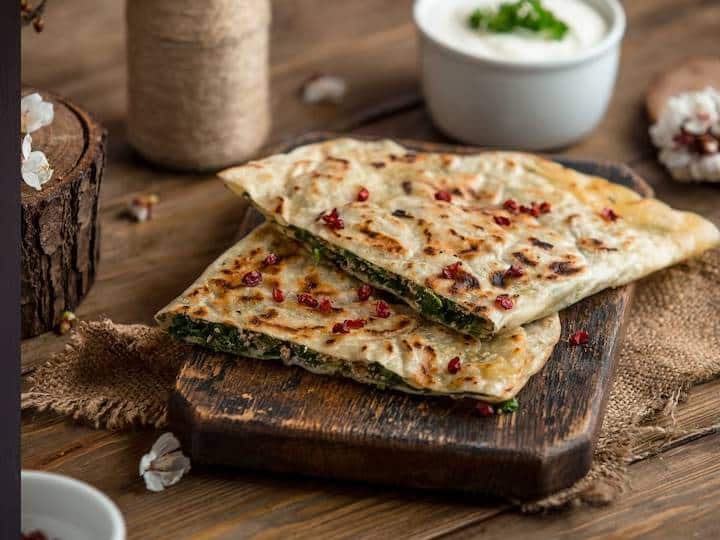 क्या दोपहर के खाने में चपाती बच गई है तो एक अलग तरह का डिनर तैयार कर सकते हैं. इस रेसिपी का नाम है रोटी स्पेशल सैंडविच का एक फ्यूजन रेसिपी. जिसे आप फटाफट आसानी से बना सकते हैं. इसके लिए आपको चाहिए बची हुई चपाती, सब्जियों, मसालों और कुछ सॉस. ताकि इसे अच्छे से फिलिंग की जा सके. आप इसे बच्चे और बूढे दोनों को परोस सकते हैं. उन्हें काफी अच्छा लगेगा. जब भी उन्हें भूख लगे तो यह रेसिपी आप आराम से परोस सकते हैं. अगर आप डाइट पर हैं तब भी ये रेसिपी आपके लिए बेस्ट है. इसे आप मेयोनीज के साथ खा सकते हैं.