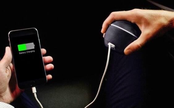 Gadget Charging Device: ਬੇਲਾਰੂਸ ਦੇ ਮਿੰਸਕ ਵਿੱਚ ਰਹਿਣ ਵਾਲੇ 19 ਸਾਲਾ ਖੋਜਕਾਰ ਮਾਈਕਲ ਵਾਗਾ ਨੇ ਇੱਕ ਅਜਿਹੇ ਗੈਜੇਟ ਦੀ ਖੋਜ ਕੀਤੀ ਹੈ ਜੋ ਹੁਣ ਮਨੁੱਖੀ ਸਰੀਰ ਦੀ ਸ਼ਕਤੀ ਦੀ ਵਰਤੋਂ ਕਰਕੇ ਇੱਕ ਸਮਾਰਟਫੋਨ ਨੂੰ ਚਾਰਜ ਕਰ ਸਕਦੀ ਹੈ। ਇਸ ਹੈਂਡਐਨਰਜੀ ਡਿਵਾਈਸ ਦੇ ਉਪਭੋਗਤਾ ਆਪਣੇ ਹੱਥ ਘੁੰਮਾ ਕੇ ਆਪਣੇ ਫੋਨ ਦੀ ਬੈਟਰੀ ਚਾਰਜ ਕਰ ਸਕਦੇ ਹਨ।