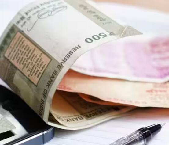 ਅਮਰੀਕੀ ਡਾਲਰ ਤੋਂ ਇਲਾਵਾ ਯੂਰੋ ਅਤੇ ਬ੍ਰਿਟਿਸ਼ ਪੌਂਡ ਵੀ ਪਾਕਿਸਤਾਨੀ ਰੁਪਏ 'ਤੇ ਭਾਰੀ ਪੈ ਰਹੇ ਹਨ। ਪਾਕਿਸਤਾਨ ਦੀ ਕਰੰਸੀ ਨਾ ਸਿਰਫ ਡਾਲਰ, ਪੌਂਡ ਜਾਂ ਯੂਰੋ ਦੇ ਮੁਕਾਬਲੇ ਡਿੱਗ ਰਹੀ ਹੈ, ਸਗੋਂ ਹੁਣ ਏਸ਼ੀਆ ਦੇ ਕਈ ਦੇਸ਼ ਵੀ ਅਜਿਹੇ ਹਨ, ਜਿਨ੍ਹਾਂ ਦੇ ਮੁਕਾਬਲੇ ਪਾਕਿਸਤਾਨ ਦੀ ਕਰੰਸੀ ਕਮਜ਼ੋਰ ਹੋ ਗਈ ਹੈ।