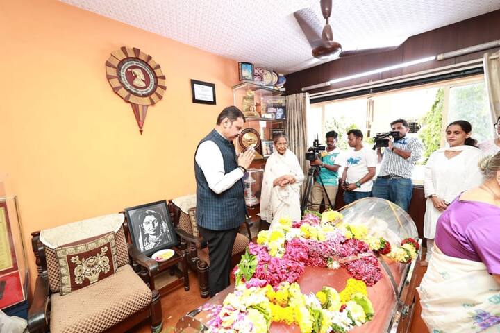 देवेंद्र फडणवीस यांनी सुलोचना दीदींच्या पार्थिवाचे अंत्यदर्शन घेत श्रद्धांजली अर्पण केली आहे.