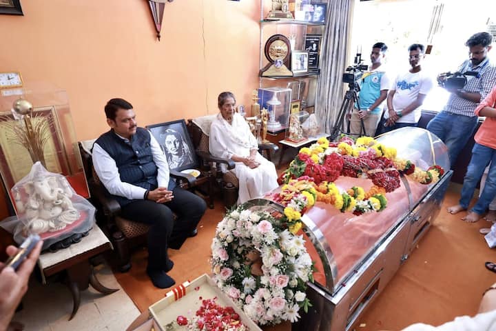 ज्येष्ठ अभिनेत्री सुलोचना लाटकर यांचे पार्थिव त्यांच्या राहत्या घरी अंत्यदर्शनासाठी ठेवण्यात आले आहे.